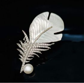 Luxury Seashell Natural Freshwater Pearl Brooch (Color: Silver)